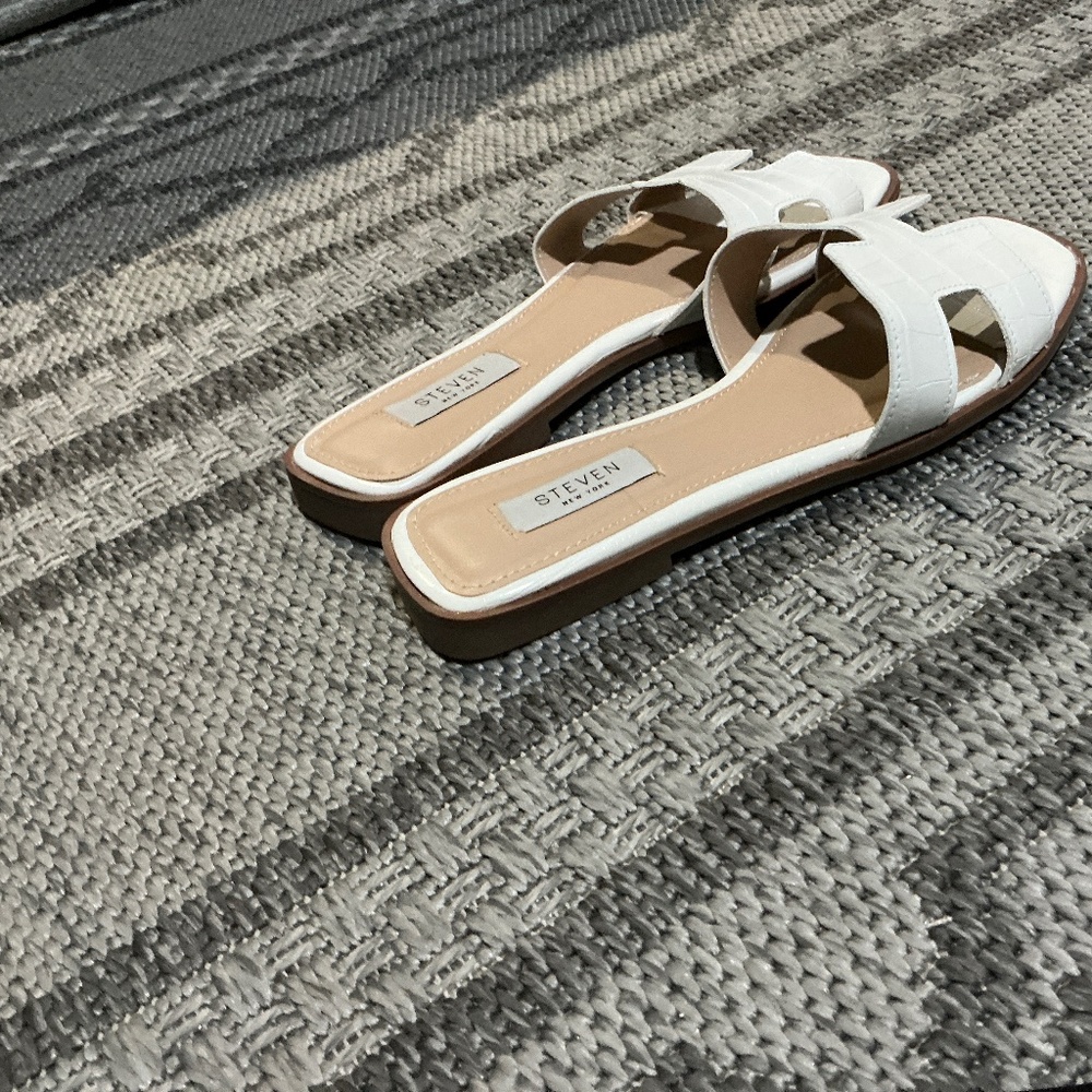 White sandals from the brand Steven New York at women’s size 8 1/2. - Picture 3 of 3